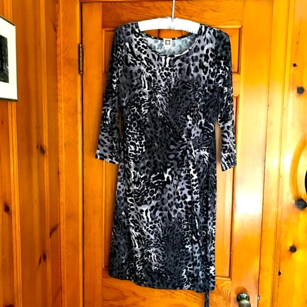 ANNE KLEIN grey leopard print dress, size Large. Long sleeves, matching belt.